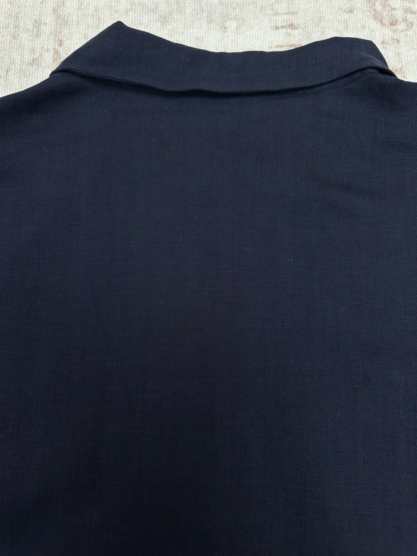 LP 26 New Arrival linen short-sleeved Polo shirt is a light luxury item made in Italy. It features a relaxed and elegant "old money style" tone, and uses simple design and natural fabrics to interpret the high-end feel of summer. The style adopts a Classic small lapel + single-button half placket design, which is neat and casual. It is matched with a slightly loose straight cut and a short-sleeved silhouette, taking into account comfort and neat lines. It does not flatter the body shape and hides the muscles to look slimmer. Available in navy blue and white, it is suitable for a variety of wearing scenarios, whether it is daily casual or light business occasions. The fabric is made of 100% linen, with natural texture and breathable holes. It has excellent moisture absorption and heat dissipation. It is dry and not sweaty when worn in summer, and has a natural drape when worn. It is an ideal choice for summer commuting and vacation. There is no unnecessary decoration on the whole, and the fabric texture and neat tailoring are the key to winning. It is low-key and durable, and can easily create an effortless high-end outfit. Sizes: M.L.XL.XXL.